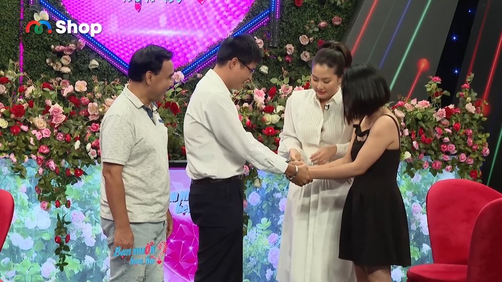 Chàng trai 33 tuổi chưa từng yêu ai, hôn má cô gái trong lần gặp đầu tiên - 1 Chàng trai 33 tuổi chưa từng yêu ai, hôn má cô gái trong lần gặp đầu tiên - 1
