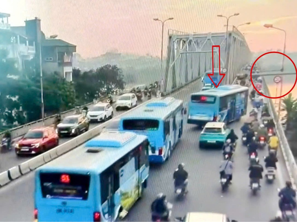 Tài xế ô tô buýt bị phạt vì lái xe đi vào đường cấm trên cầu Chương Dương - 1 Tài xế ô tô buýt bị phạt vì lái xe đi vào đường cấm trên cầu Chương Dương - 1