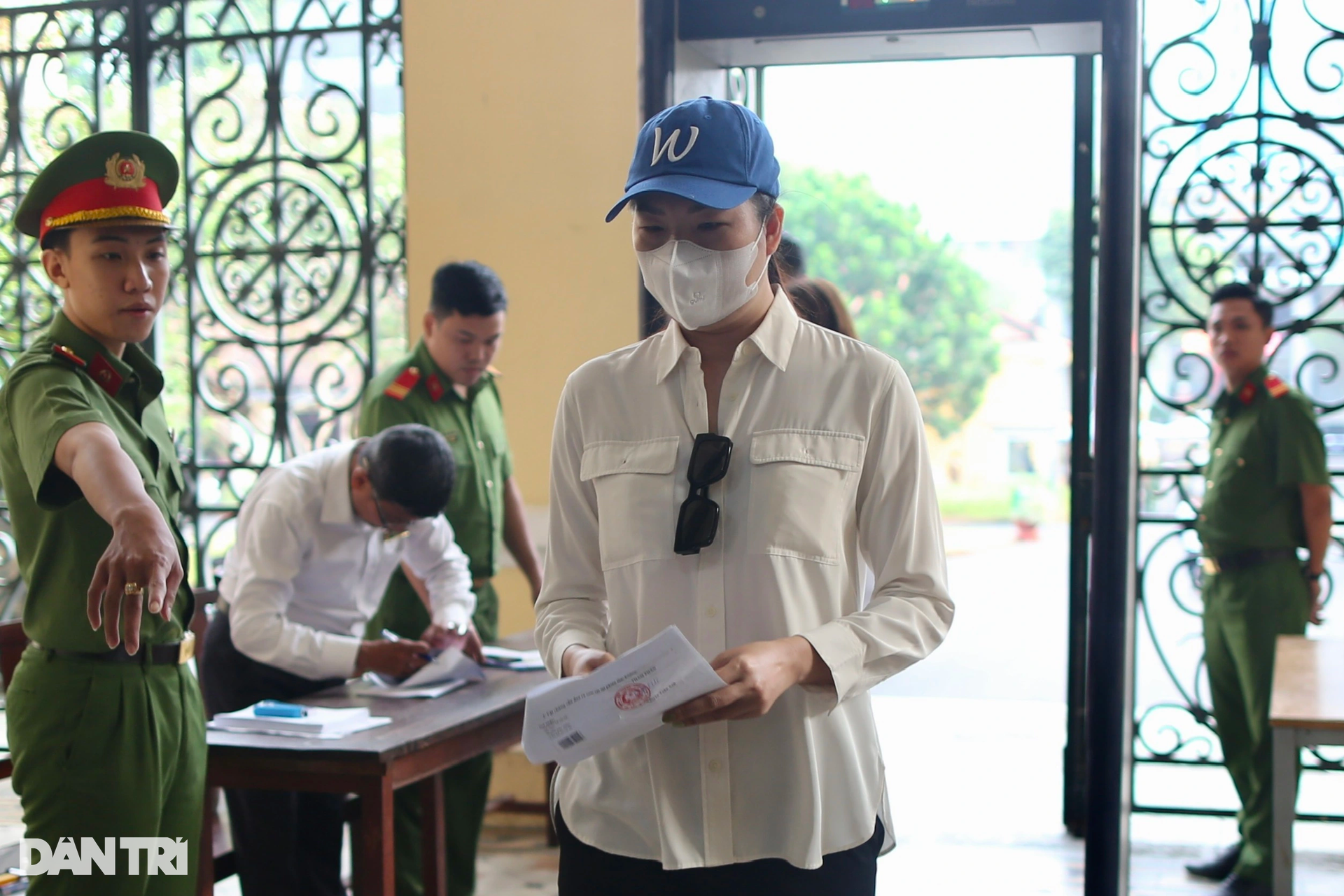 Toàn cảnh phiên tòa xét xử người mẫu Ngọc Trinh - 8 Toàn cảnh phiên tòa xét xử người mẫu Ngọc Trinh - 8