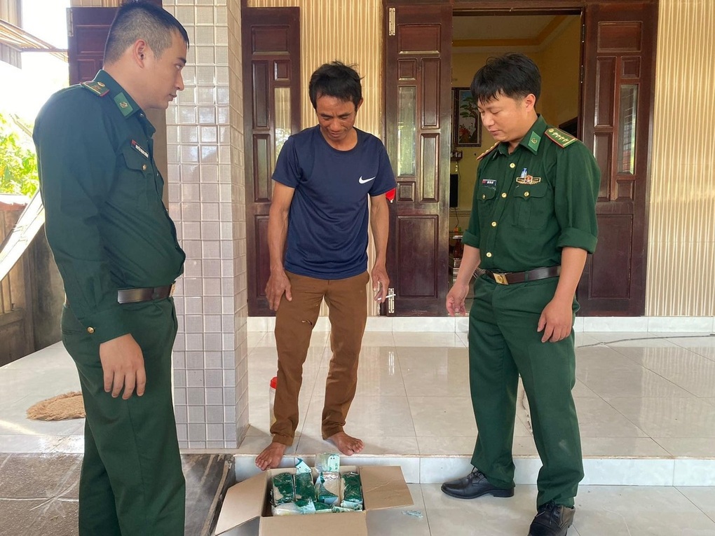 Hàng chục túi nilon nghi chứa ma túy trôi dọc bãi biển miền Trung - 1 Hàng chục túi nilon nghi chứa ma túy trôi dọc bãi biển miền Trung - 1