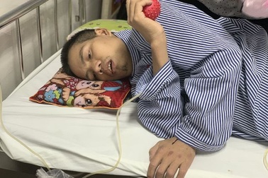 Cuộc sống cơ cực của vợ chồng người dân tộc trong viện, bệnh nhân cùng phòng sẻ từng bát cơm