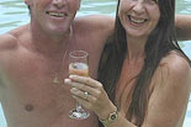 Thu hút du khách bằng tiệc khỏa thân