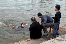 Một phụ nữ cứu sống 3 học sinh đuối nước