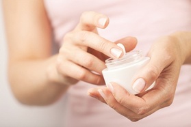 Thu hồi toàn quốc lô sữa rửa tay Dr. Clean Peach và kem bôi da Young Rau Má