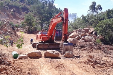 Ồ ạt bạt núi, móc ruột tài nguyên tại Bình Định: Chính quyền ở đâu?