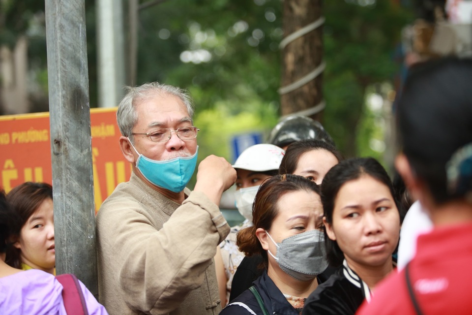 Người dân xếp hàng dài mua bánh trôi, bánh chay về cúng Tết Hàn thực - 7 Người dân xếp hàng dài mua bánh trôi, bánh chay về cúng Tết Hàn thực - 7