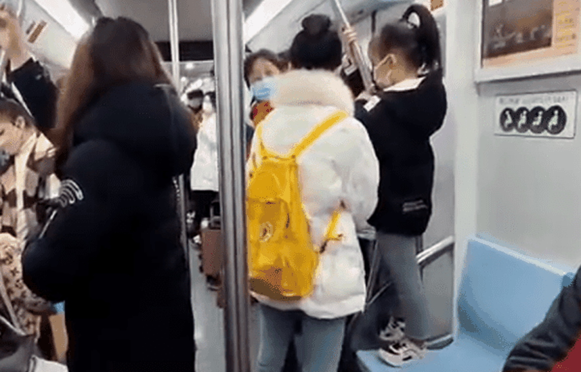 Clip con đứng lên ghế tàu điện, mẹ cãi nhau với hành khách gây tranh cãi - 1