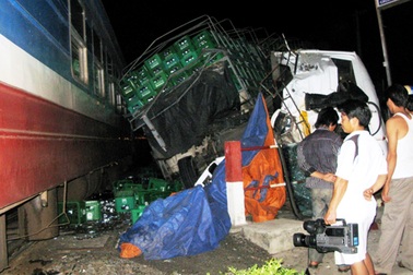 Xe tải tông tàu lửa, 2 người thoát chết