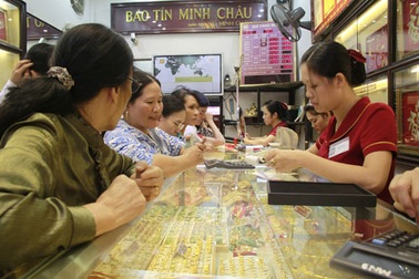 Vàng trong nước rơi theo giá thế giới