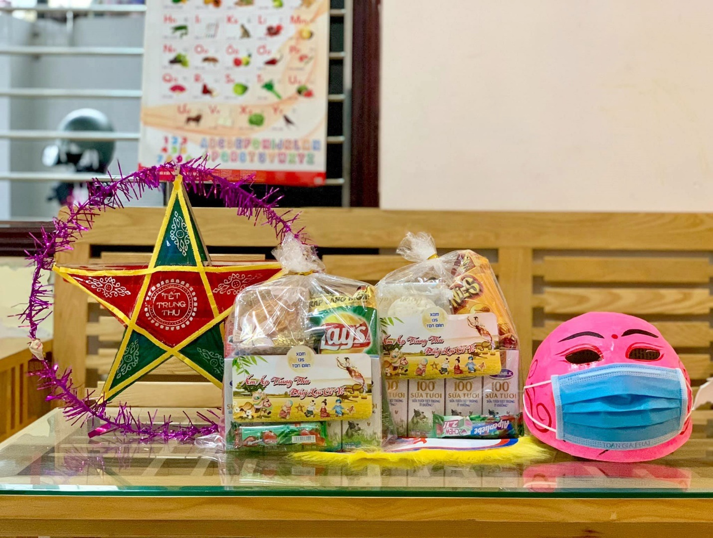 Ông địa, chú lân mặc đồ bảo hộ kín mít đi tặng quà Trung thu các em nhỏ - 2