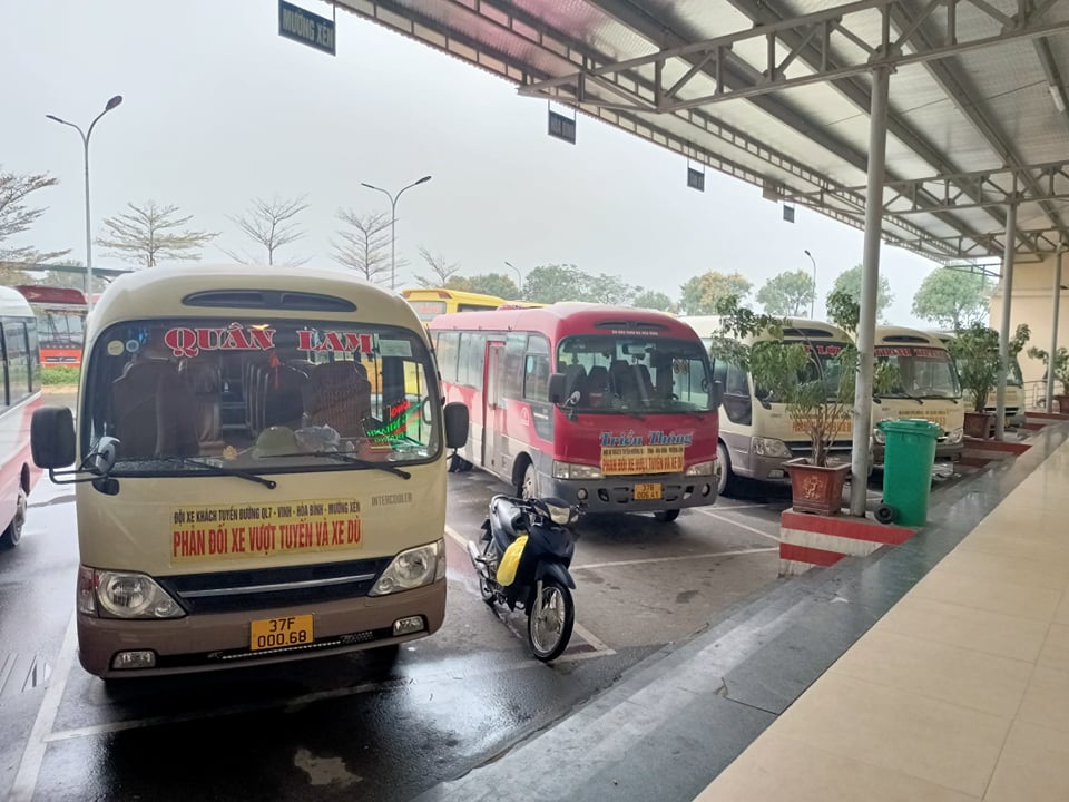 Hàng loạt xe khách dừng chạy phản đối xe dù cướp khách - 3 Hàng loạt xe khách dừng chạy phản đối xe dù cướp khách - 3