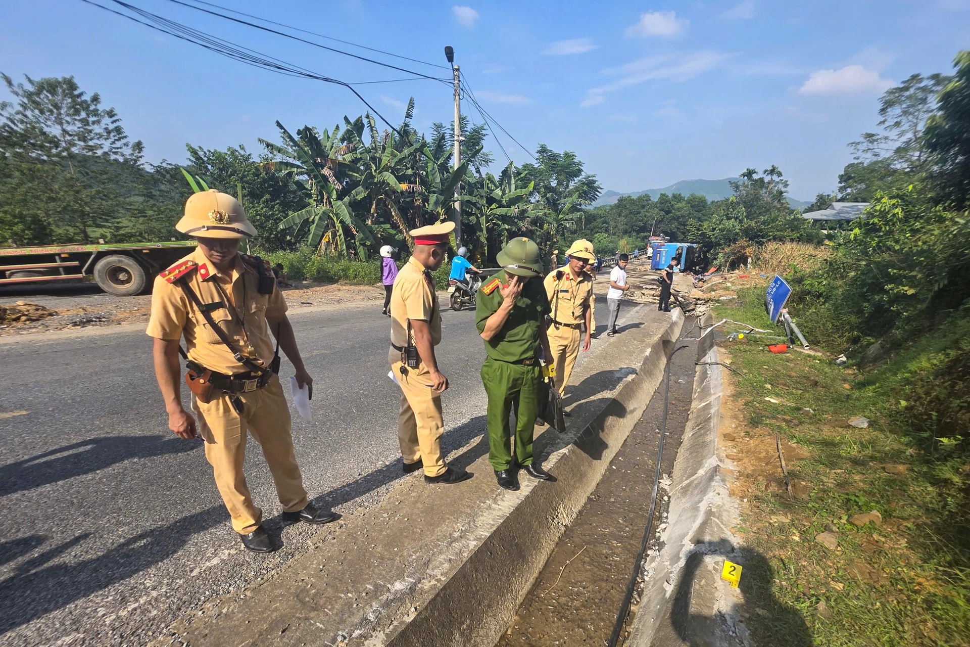Hiện trường vụ tai nạn khiến 3 người chết, 19 người bị thương ở Lào Cai - 6 Hiện trường vụ tai nạn khiến 3 người chết, 19 người bị thương ở Lào Cai - 6