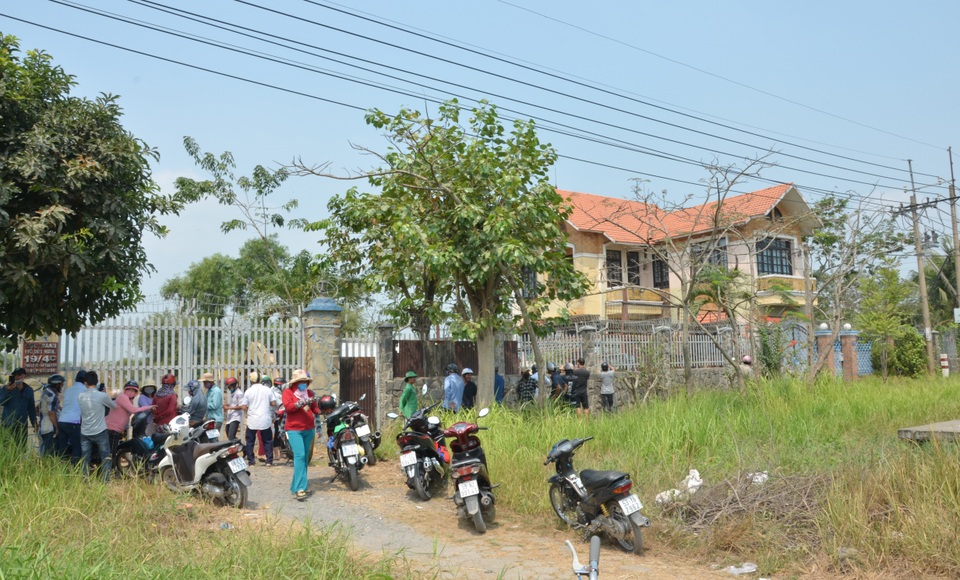 Người dân kéo đến nghía qua khe cửa căn nhà Tuấn “khỉ” bị tiêu diệt - 1 Người dân kéo đến nghía qua khe cửa căn nhà Tuấn “khỉ” bị tiêu diệt - 1
