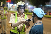 Tài xế có nồng độ cồn ở TPHCM bỏ đi khi biết bị phạt 12 triệu đồng