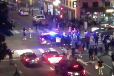 Video xe cảnh sát lao qua đám đông biểu tình tại Mỹ