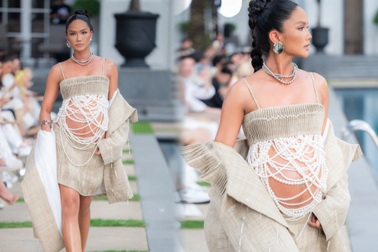 H’Hen Niê khoe bụng bầu trên sàn catwalk trước khi nghỉ sinh