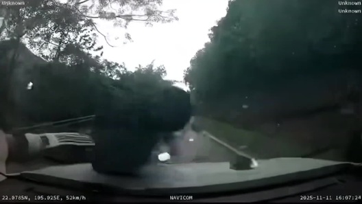 Người đi xe máy lao thẳng vào ô tô ngược chiều