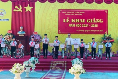 Bảo hiểm VietinBank góp phần thắp sáng ước mơ tri thức của trẻ em Việt Nam