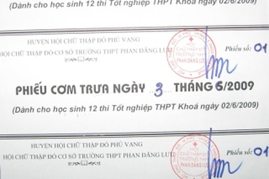 Hơn 200 suất cơm miễn phí cho thí sinh nghèo