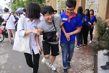 Thanh niên tình nguyện tận tình cõng thí sinh tai nạn vào phòng thi