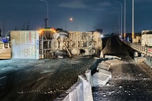 Xe tải húc tung dải phân cách, lật chắn ngang cầu vượt ở cửa ngõ TPHCM