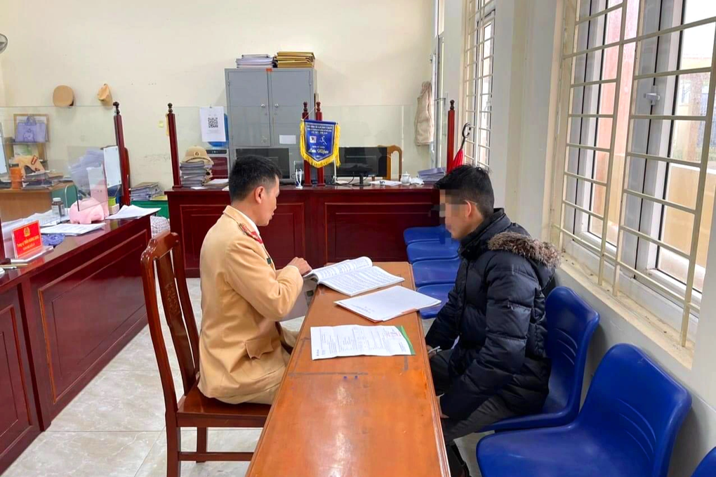 Xuyên ống thép dài 5 mét qua ô tô con, tài xế vẫn chạy băng băng trên đường - 2 Xuyên ống thép dài 5 mét qua ô tô con, tài xế vẫn chạy băng băng trên đường - 2