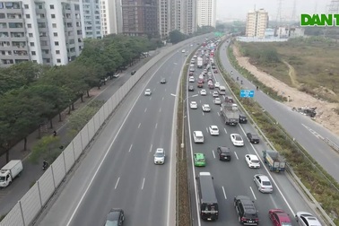 Người dân nườm nượp đổ về Thủ đô sau kỳ nghỉ Tết, cửa ngõ phía Nam ùn tắc