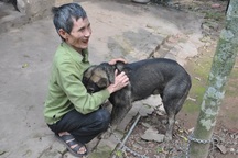 Xót thương người đàn ông mù lần mò nuôi em gái tâm thần trong đói nghèo