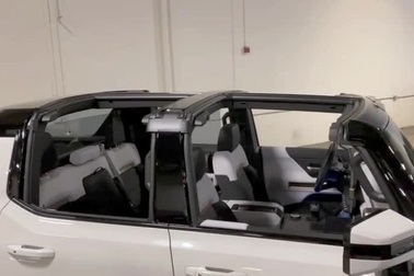 Nóc xe Hummer EV gồm 4 t ấm kính ghép lại, có thể tháo ra