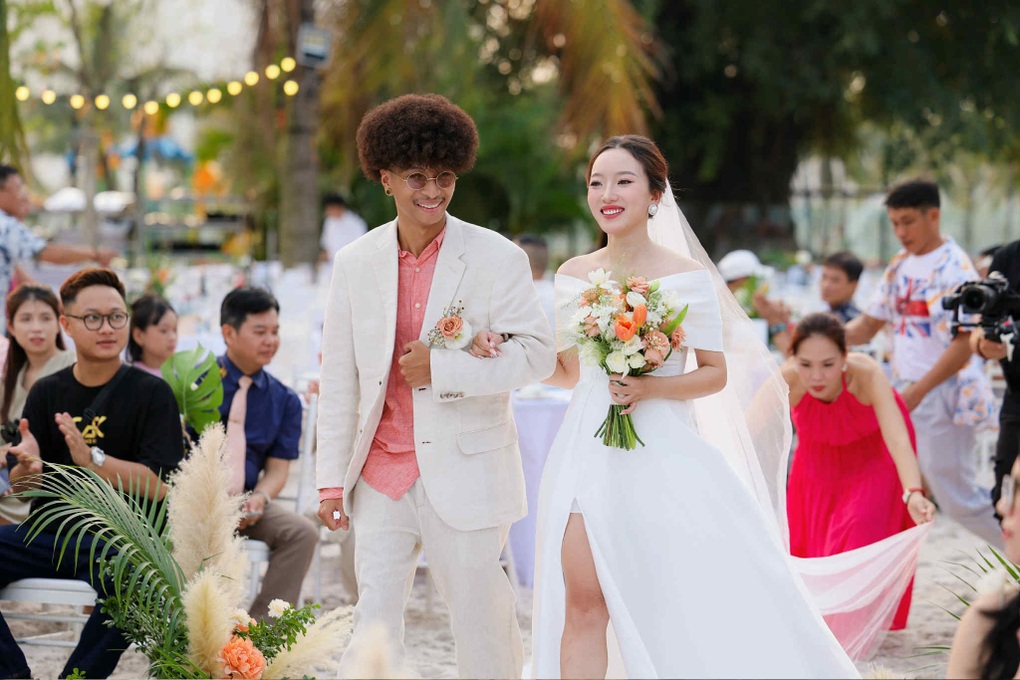 Chàng trai Hà Nội cưới được vợ đẹp nhờ có mái tóc độc lạ - 1 Chàng trai Hà Nội cưới được vợ đẹp nhờ có mái tóc độc lạ - 1
