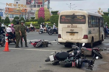 Nguyên nhân ô tô khách 29 chỗ tông loạt xe máy ở Đồng Nai