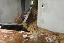Sạt lở đất xô đổ tường nhà dân, 2 cháu nhỏ bị thương