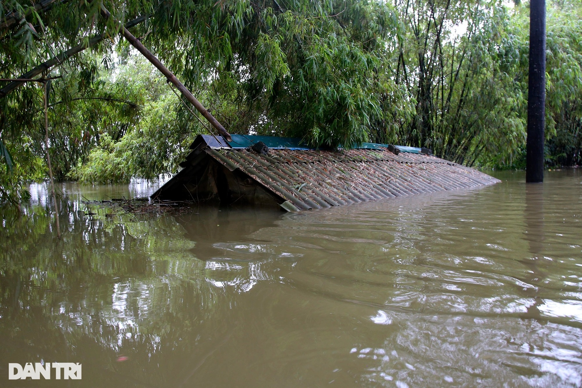 Nhiều thôn xóm ngoại thành Hà Nội ngập sâu trong nước - 5