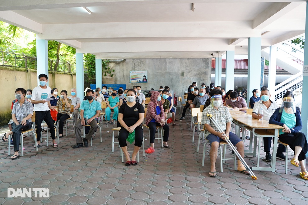 Hà Nội tiếp tục triển khai tiêm vắc xin Vero Cell cho người dân - 1 Hà Nội tiếp tục triển khai tiêm vắc xin Vero Cell cho người dân - 1