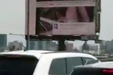 Tử vong vì cố tắt bảng quảng cáo chiếu phim khiêu dâm trên đường cao tốc