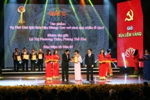 Phóng viên báo Dân trí nhận giải thưởng Búa liềm vàng