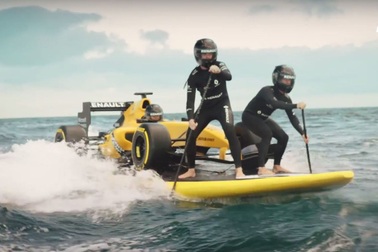 Ngắm xe đua công thức 1 "lướt ván" trên biển