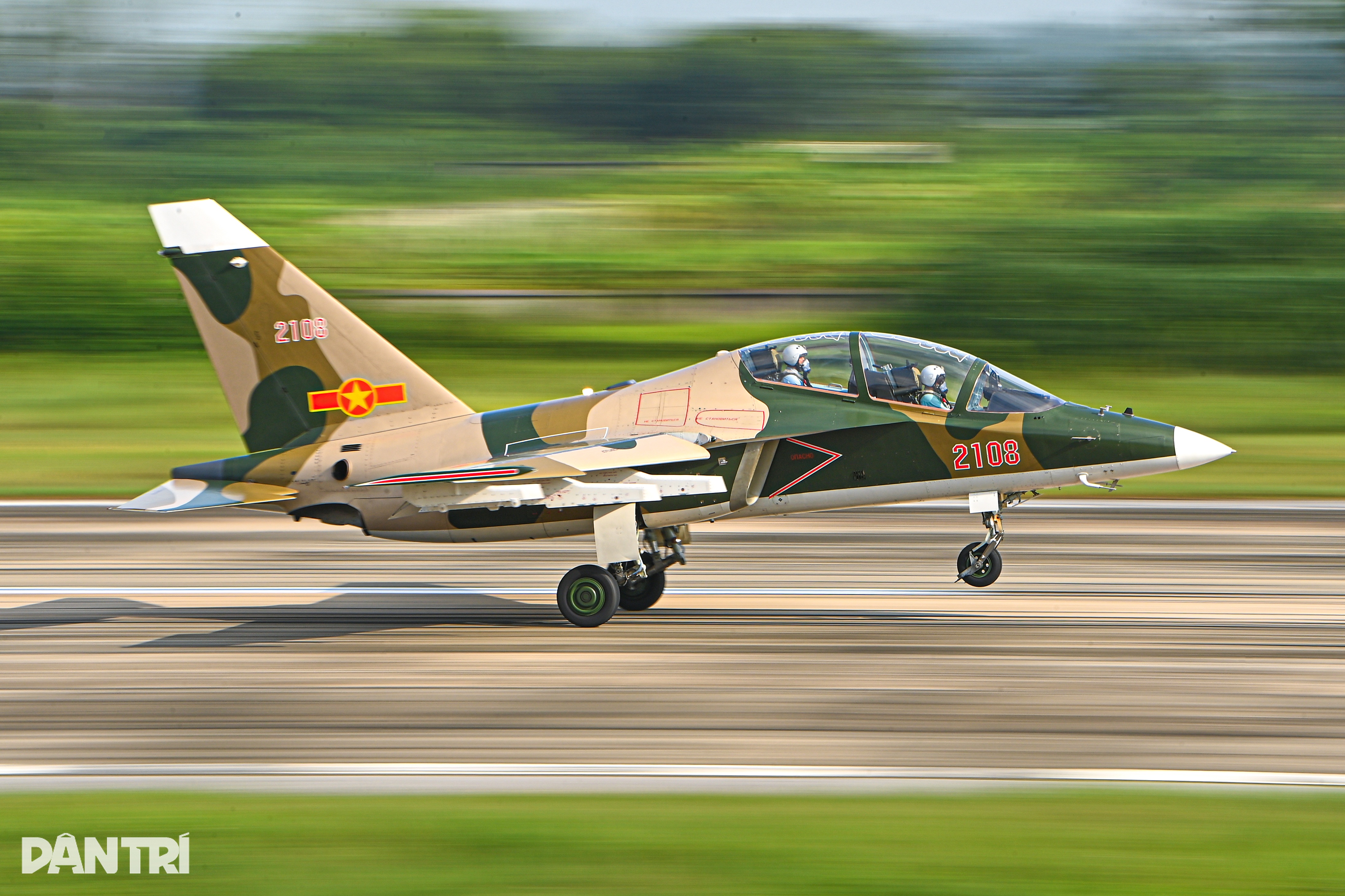 Khoảnh khắc SU-30MK2 xé gió, khí tụ kín lưng cánh như khoác mây trắng - 14