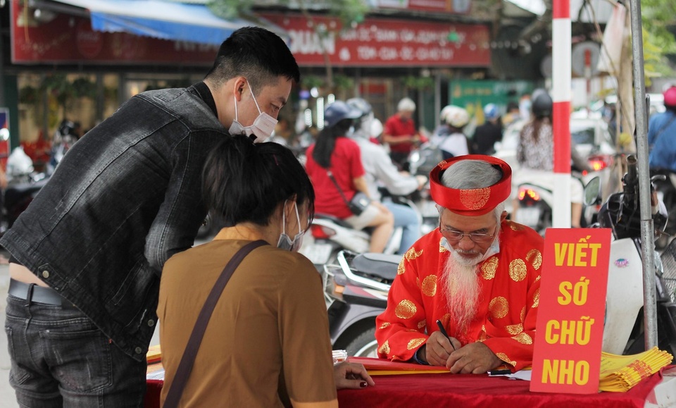Hàng nghìn người chen chân đội lễ, dâng hương ở Phủ Tây Hồ mùng 1 âm lịch - 3 Hàng nghìn người chen chân đội lễ, dâng hương ở Phủ Tây Hồ mùng 1 âm lịch - 3