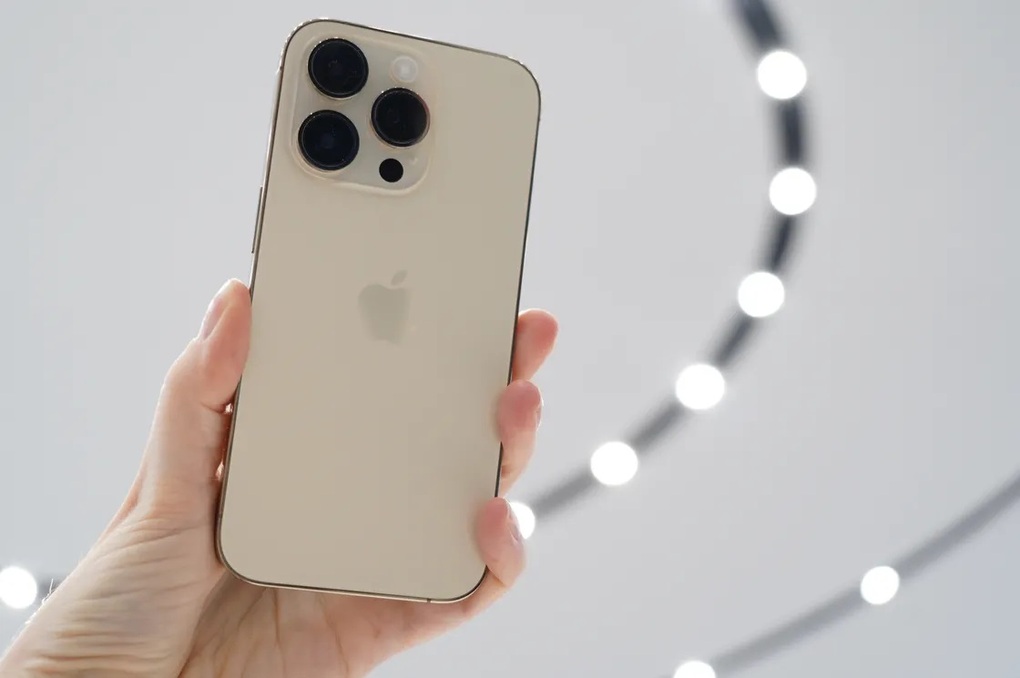 Mặt sau iPhone 14 Pro hầu như không thay đổi so với thế hệ cũ (Ảnh: The Verge). Mặt sau iPhone 14 Pro hầu như không thay đổi so với thế hệ cũ (Ảnh: The Verge).