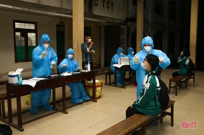 Trường THPT Phan Đình Phùng lấy 579 mẫu test nhanh kháng nguyên virus SARS-COV-2. Ảnh baohatinh.vn