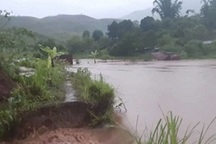 Nước lũ cuốn trôi cháu bé 3 tuổi ở Điện Biên