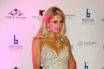 Paris Hilton mua 50 đôi giày một lúc