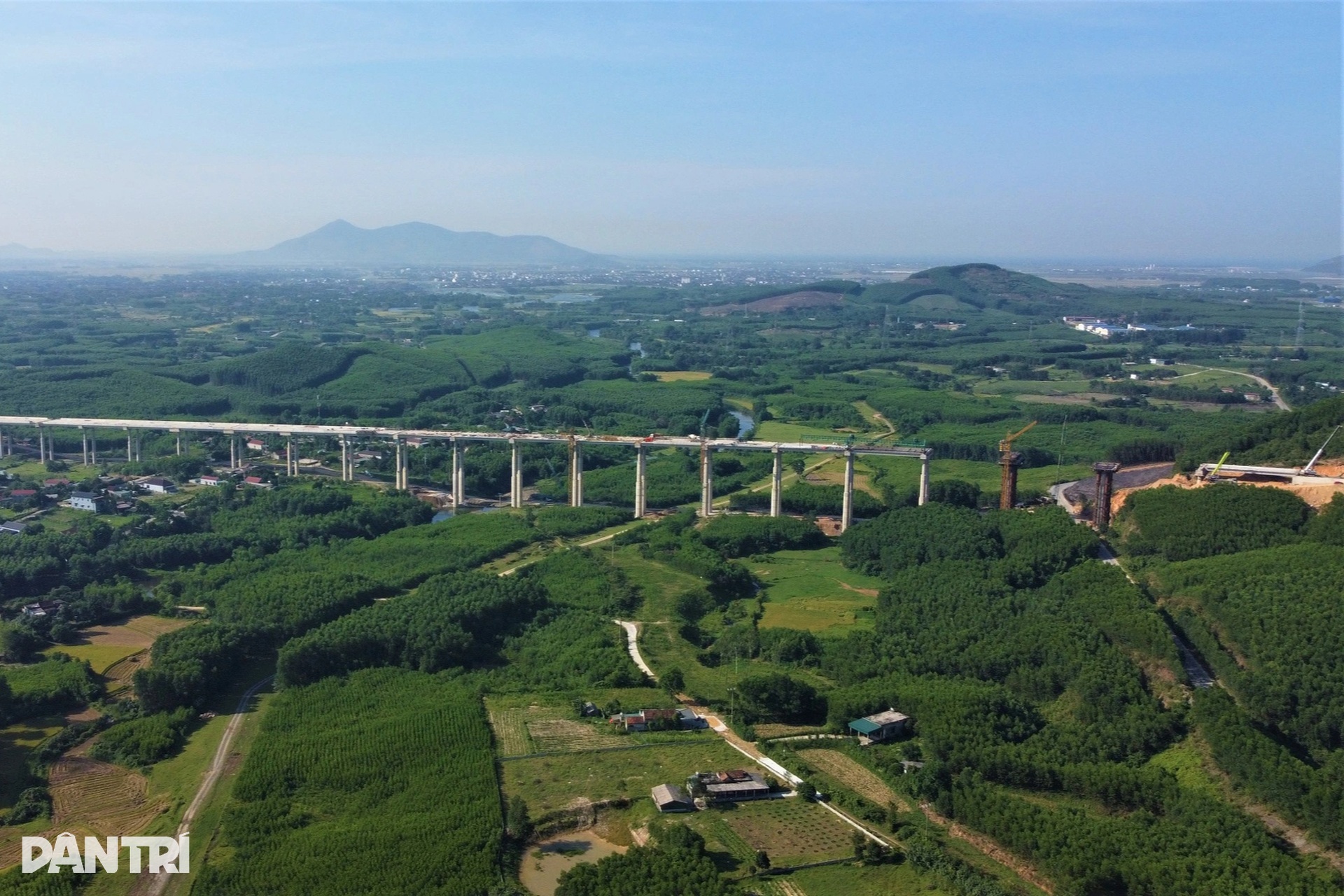 Ngắm vẻ đẹp kỳ vĩ tuyến cao tốc Vũng Áng - Bùng, sẽ thông xe trong tháng 6 - 3 Ngắm vẻ đẹp kỳ vĩ tuyến cao tốc Vũng Áng - Bùng, sẽ thông xe trong tháng 6 - 3