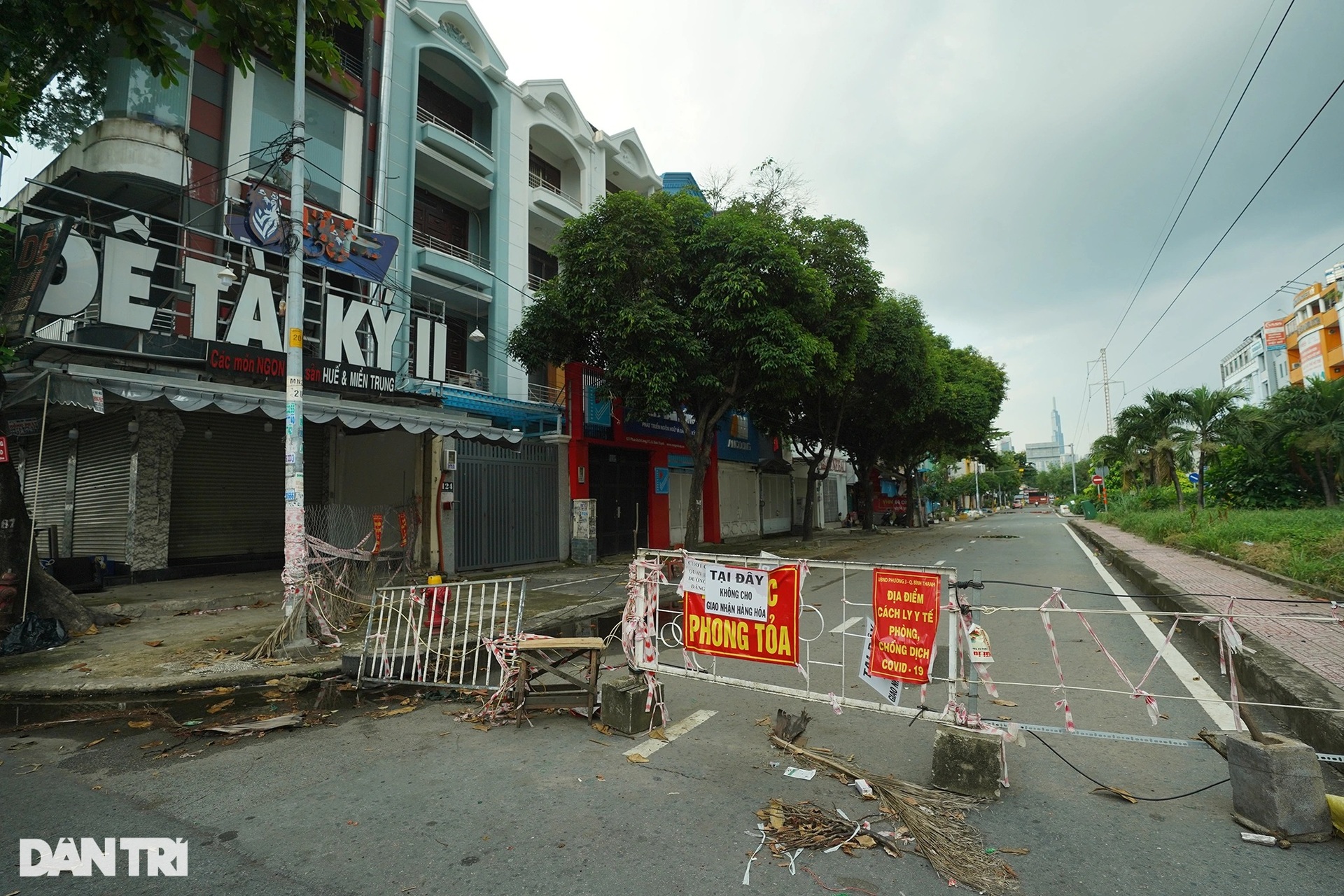 Cửa hàng quần áo, quán ăn ở TPHCM ngóng chờ trạng thái bình thường mới - 6 Cửa hàng quần áo, quán ăn ở TPHCM ngóng chờ trạng thái bình thường mới - 6