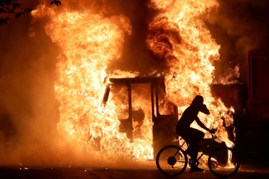 Mỹ rúng động vụ người da màu bị cảnh sát bắn trước mặt 3 con