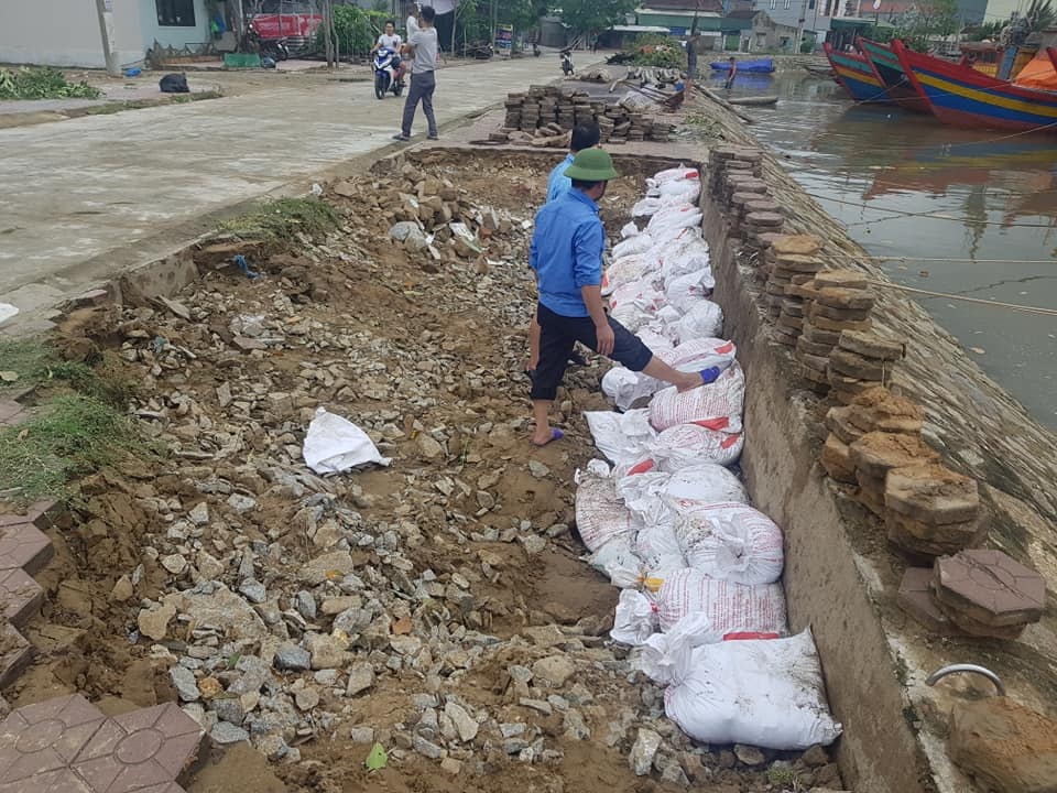 Hà Tĩnh: Nước lũ tiếp tục dâng, nhiều xã đã bị chia cắt - 2 Hà Tĩnh: Nước lũ tiếp tục dâng, nhiều xã đã bị chia cắt - 2