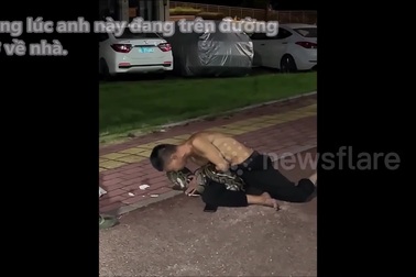 Người đàn ông say rượu bị trăn tấn công dữ dội khi đang trên đường về nhà