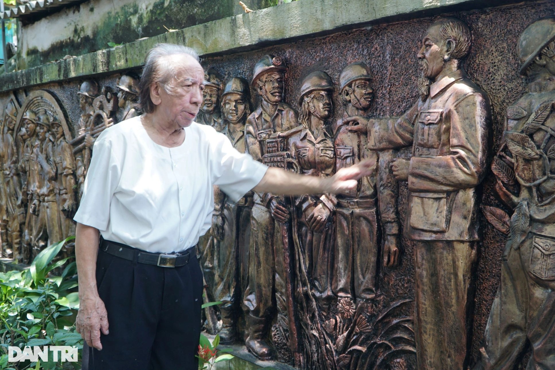 Thousands of people contributed bronze to cast the first statue of ...