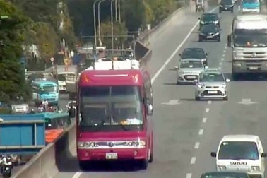 Hà Nội: Xe khách biển Lào đi lùi 2km ở đường vành đai 3 trên cao